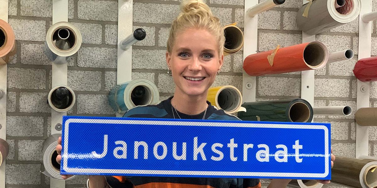 Productie straatnaamborden in Het Klokhuis