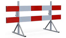 Kunststof vast afzethek 2500mm breed enkelzijdig voorzien van rood/wit retroreflecterende folie incl. standaards