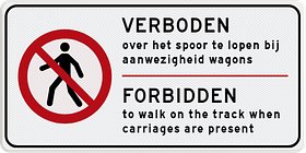 Verkeersbord verboden toegang met eigen tekst en pictogrammen